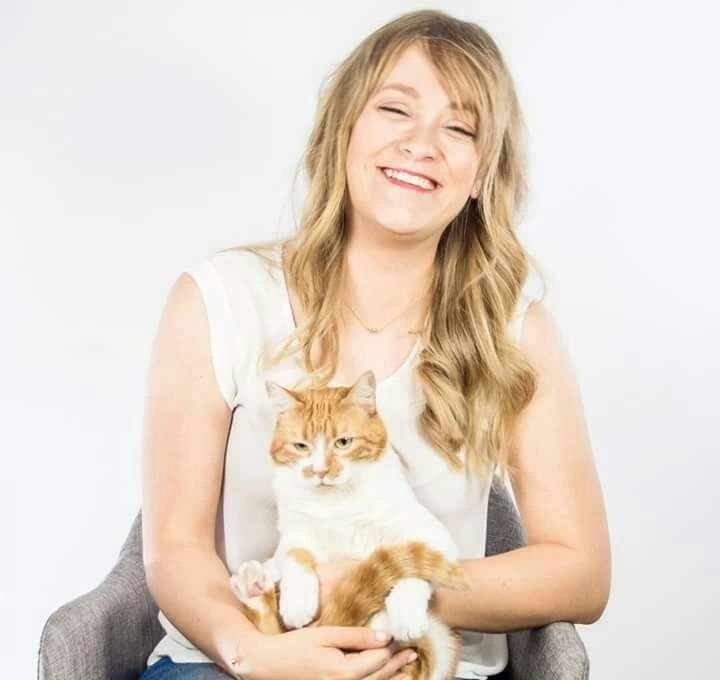 Emma Gazzola che posa con un gatto in braccio