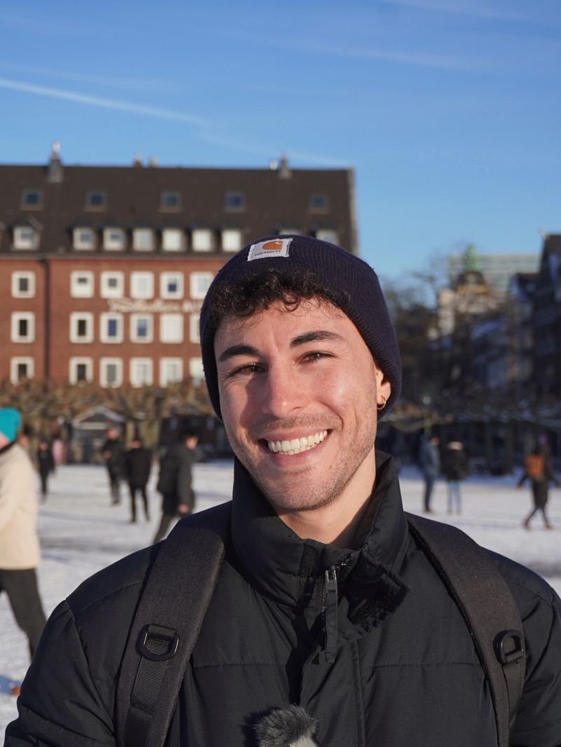 Lorenzo Ferrari che sorride in una giornata di Inverno