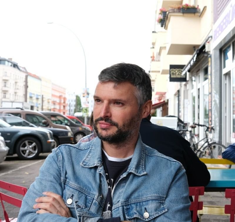 Filippo Burello che guarda l'orizzonte