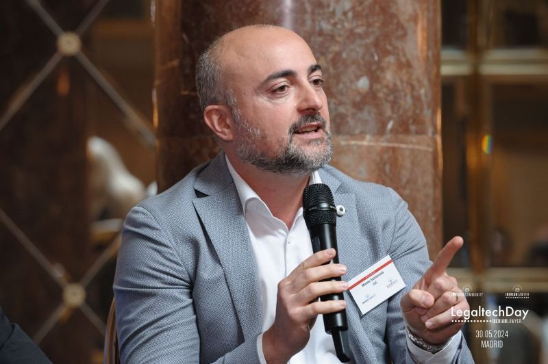 Mimmo che parla ad una conferenza