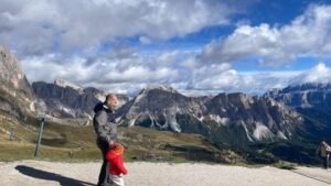 Davide Magno in montagna con suo figlio.