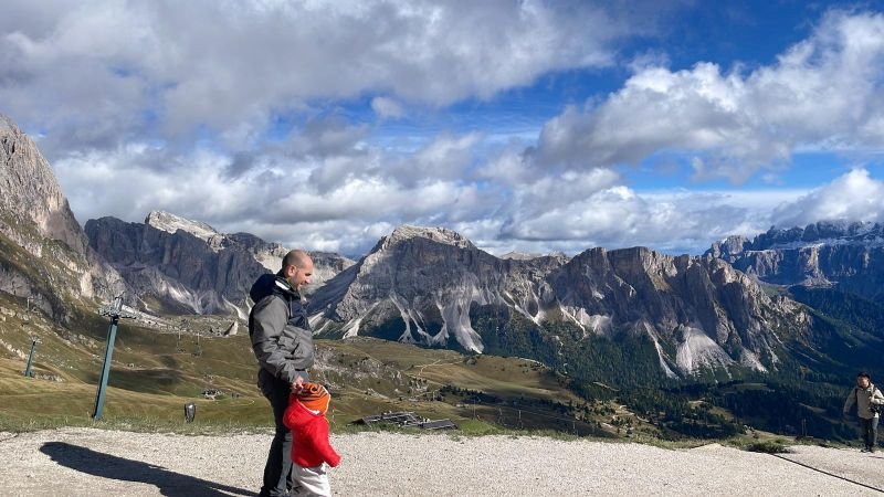 Davide Magno in montagna con suo figlio.