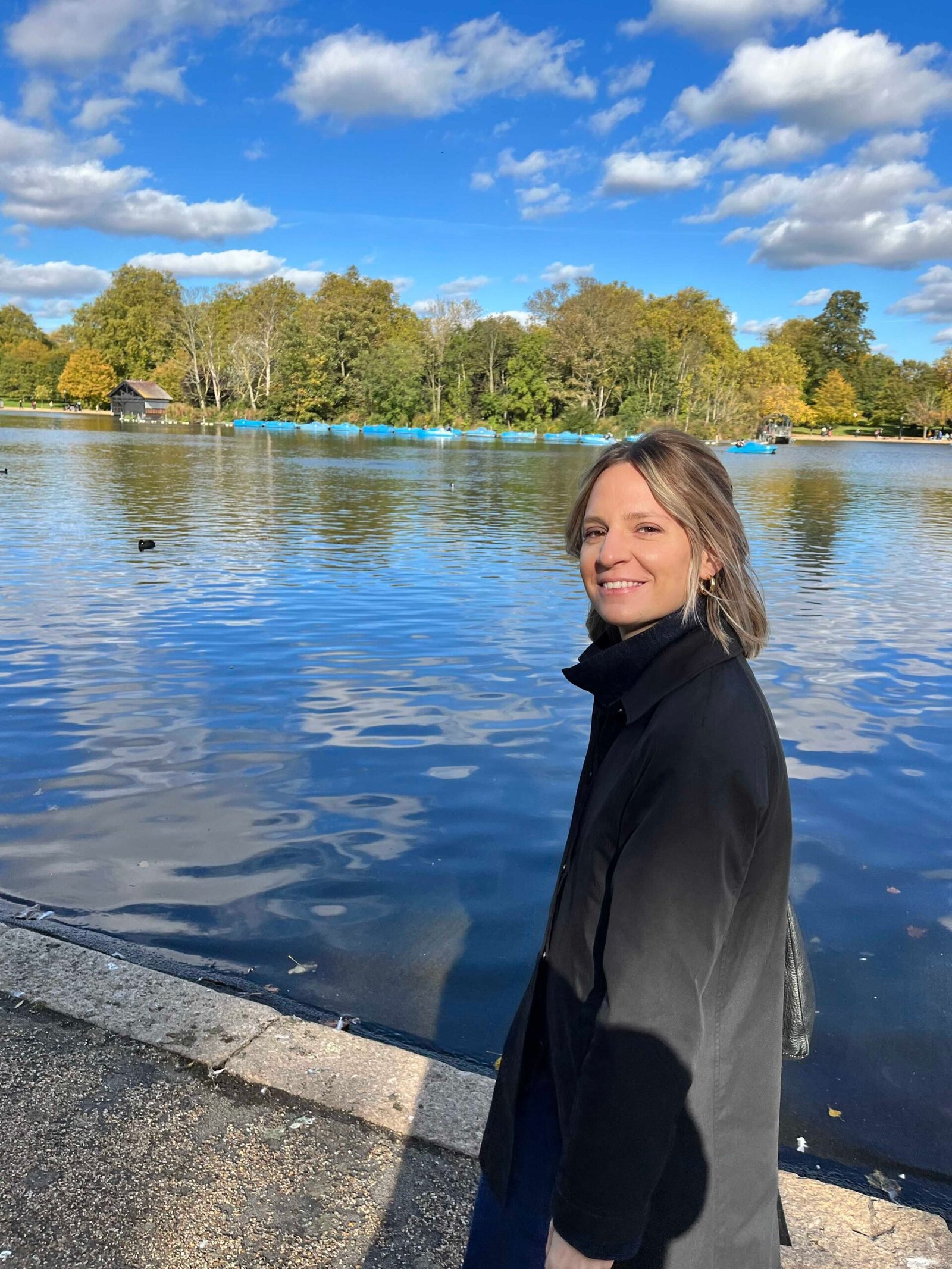 Carolina Magro lungo un fiume che sorride.