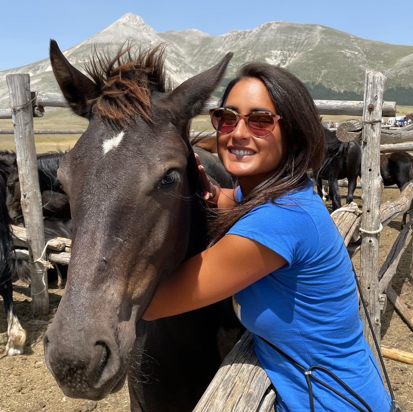 primo piano di flavia ricci con un cavallo