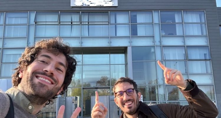 I due co-founder di Compri fuori dalla sede di un potenziale cliente