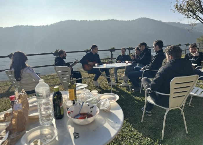 Il team di Geckosoft canta dopo un pranzo all'aperto