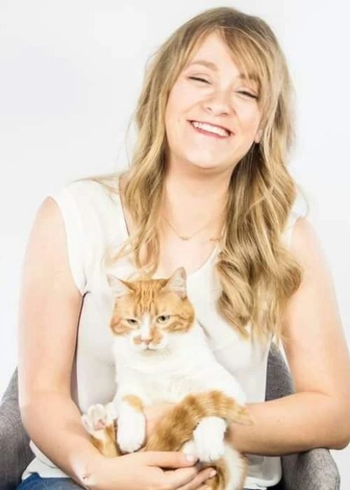 Emma Gazzola che posa con un gatto in braccio