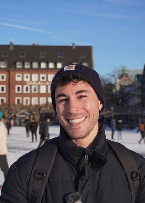 Lorenzo Ferrari che sorride in una giornata di Inverno