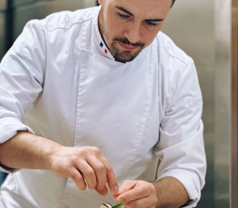 Florian Berger che finisce la guarnizione di una torta