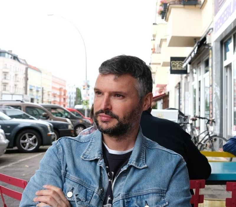 Filippo Burello che guarda l'orizzonte