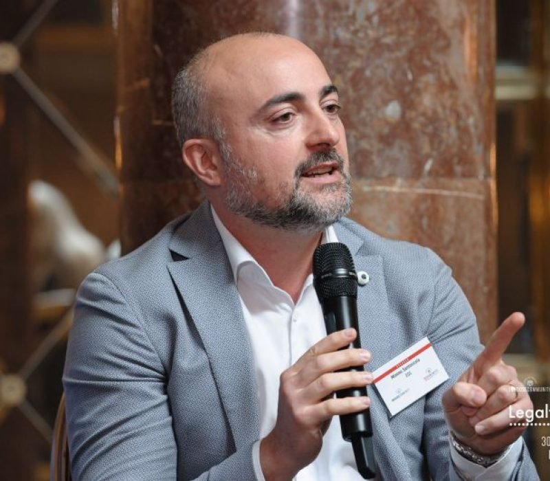 Mimmo che parla ad una conferenza