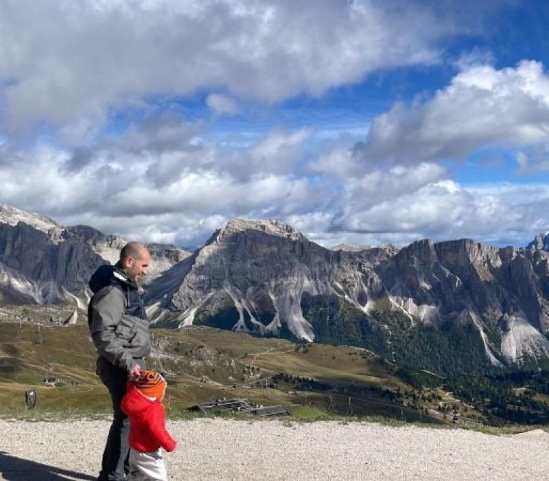 Davide Magno in montagna con suo figlio.
