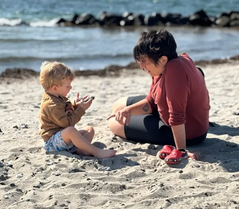 Dontella in spiaggia con suo figlio