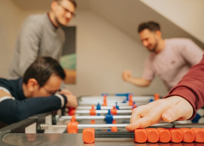 Il team di Geckosoft che gioca a biliardino