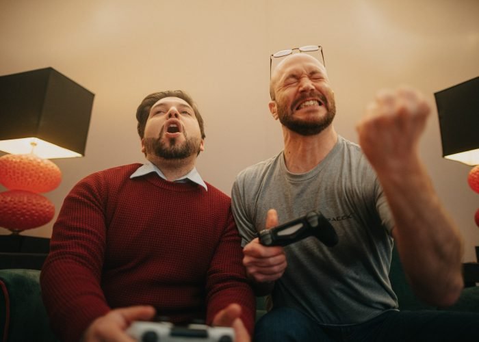Due dipendenti di Geckosoft che giocano a videogame
