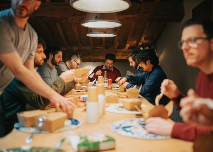 Il team di Geckosoft che pranza tutto assieme in ufficio