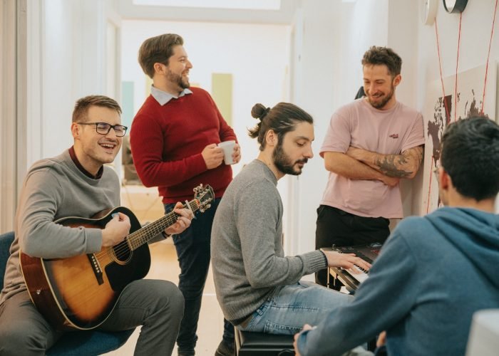 Il team di Geckosoft che canta in ufficio