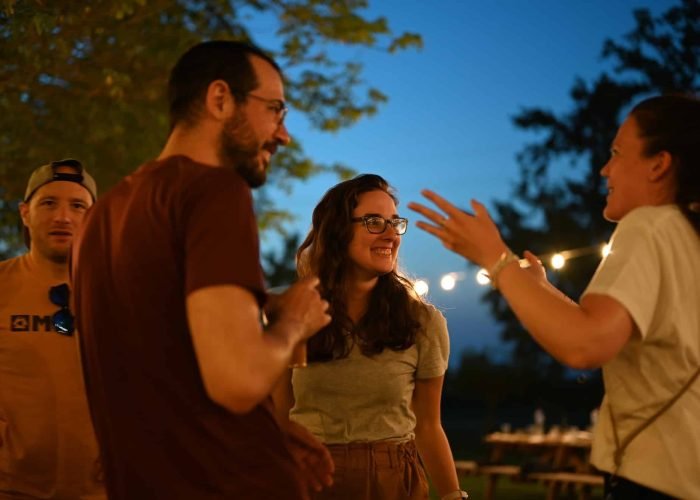 Ragazzi che parlano ad una festa aziendale