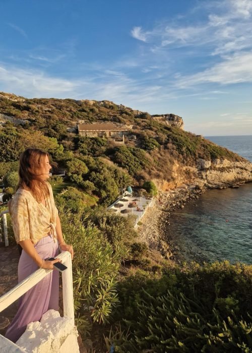 Eva che guarda il mare in Sardegna dall'alto