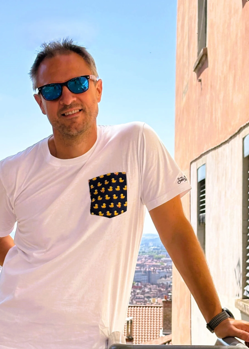 Primo piano di Francesco, con sullo sfondo una città