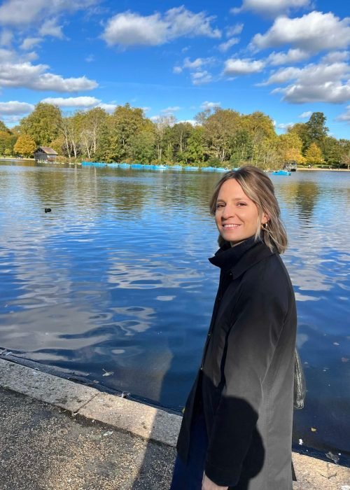 Carolina Magro lungo un fiume che sorride.