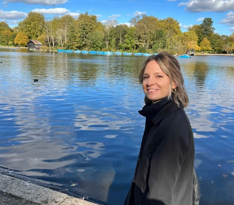 Carolina Magro lungo un fiume che sorride.