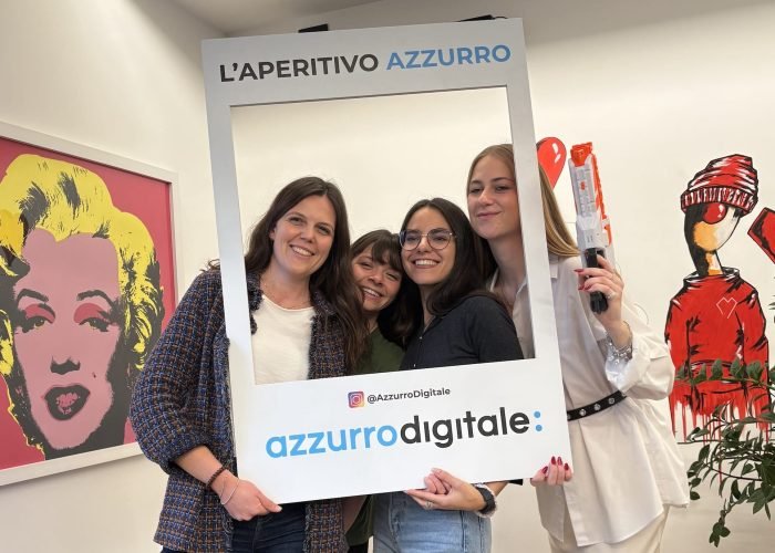 Ragazze di Azzurro Digitale posano per foto