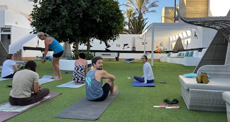 Alcuni ragazzi del team di Agilelab che fanno yoga