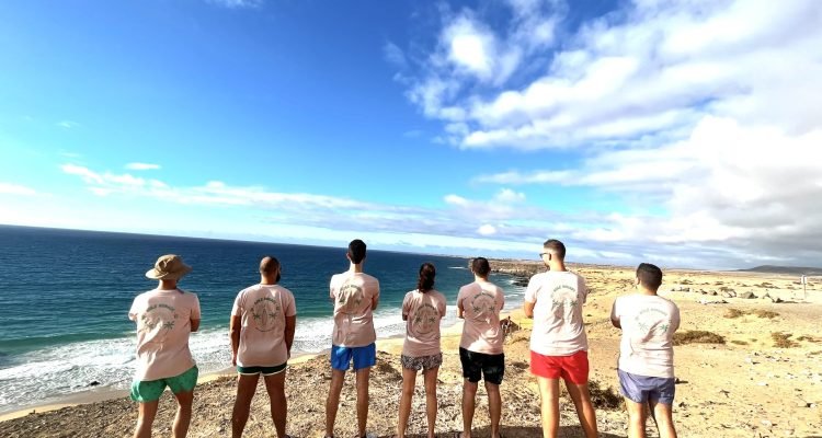 Alcuni ragazzi del team di Agilelab davanti al mare alle Canarie