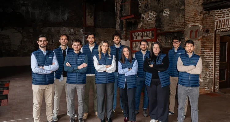 Il team di Compri in posa per una foto aziendale.