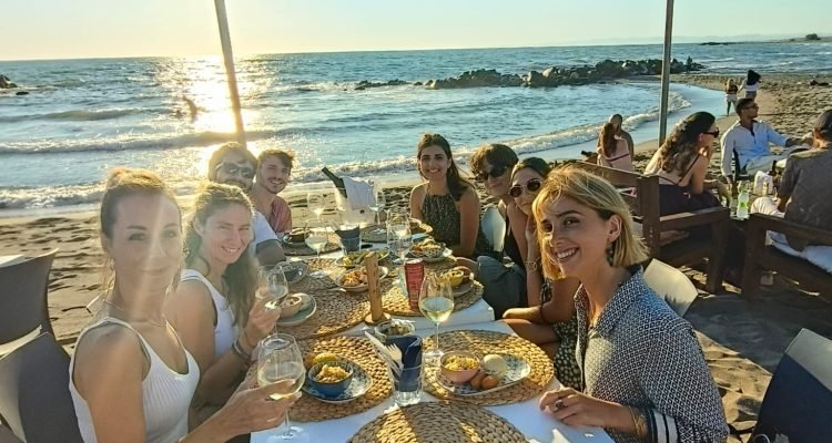 Alcuni membri del team di MioDottore a pranzo lungo mare