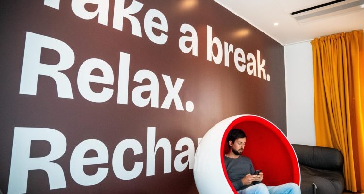 Un dipendente di satispay che si rilassa in ufficio
