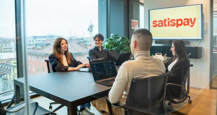 Riunione del team di satispay negli uffici aziendali